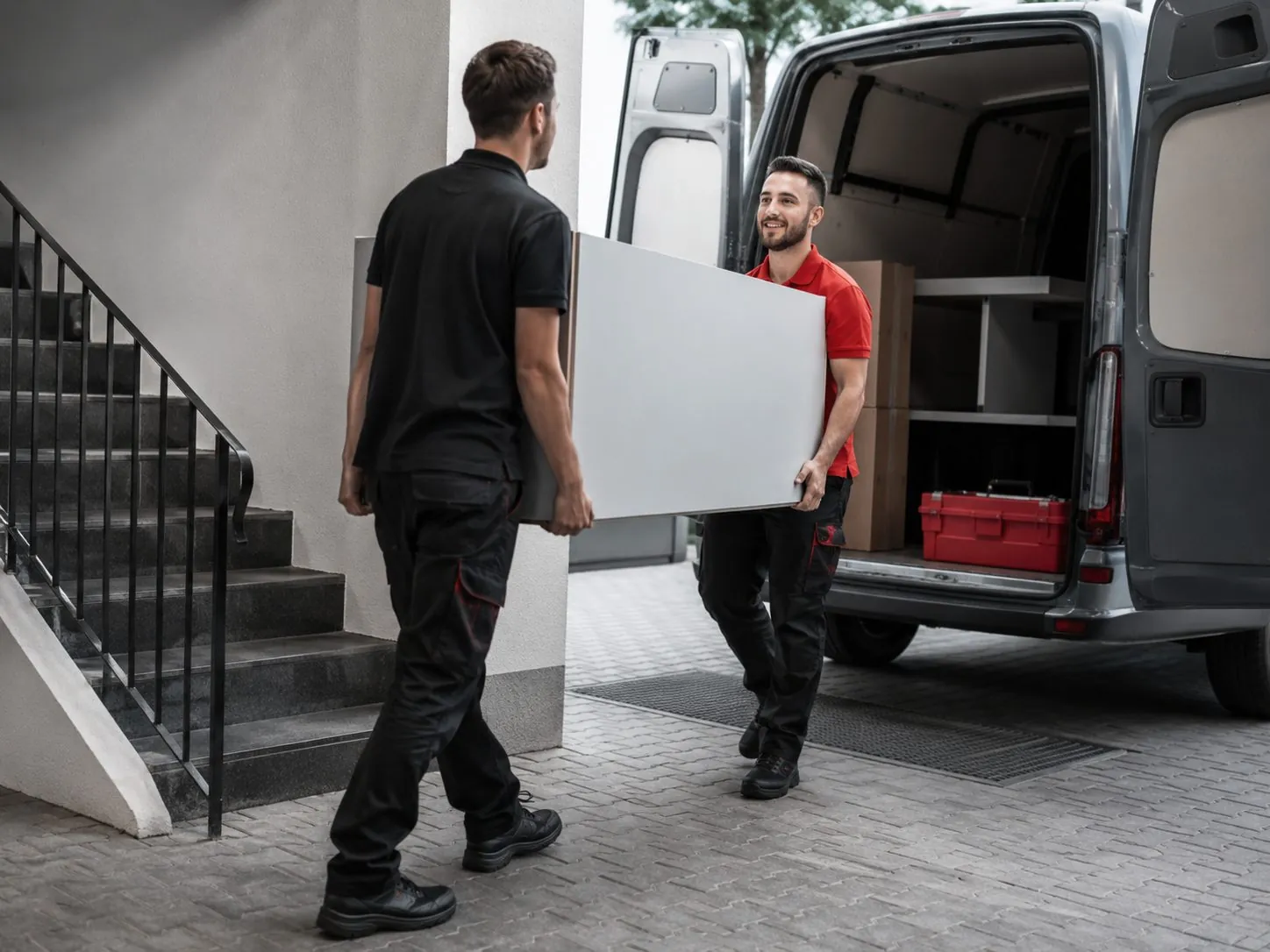Transportservice und Möbeltransport in Düsseldorf — Möbel werden zum Transporter getragen
